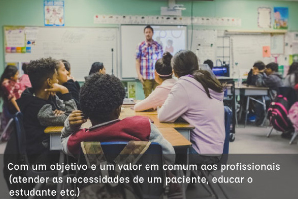 Uma jovem, usa touca, mascara e jaleco descartáveis, está com óculos de proteção de acrílico transparente. Segura uma pasta e um aferidor de temperatura na mão esquerda.  E a legenda: “em um ambiente, com uma comunidade comum. Passa pela resolução de problemas comuns.